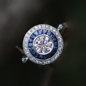 Round sapphire and diamond ring in 18kt white gold