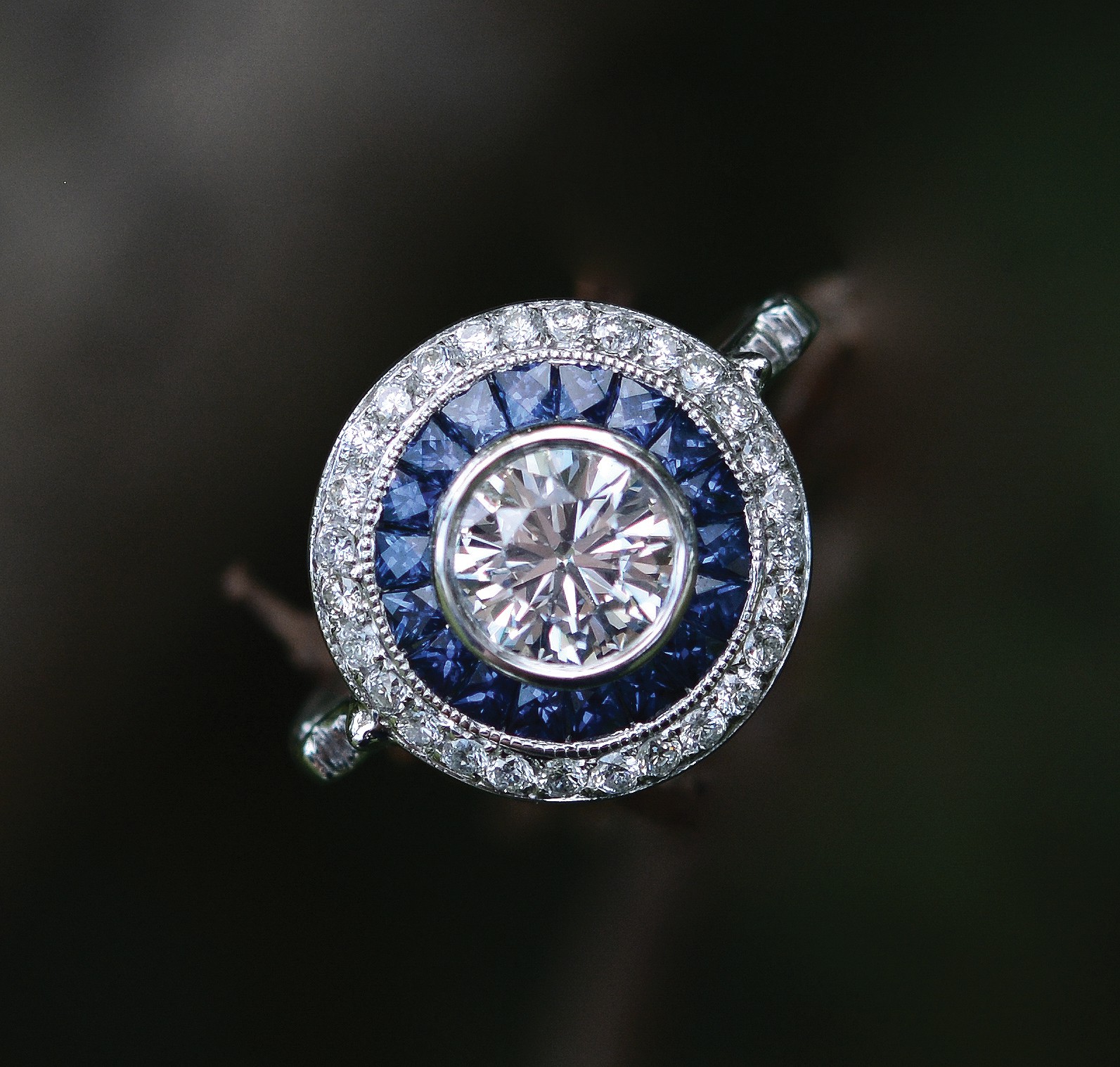 Round sapphire and diamond ring in 18kt white gold